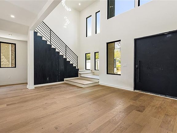 2nd image of 1301 Lavista Rd NE