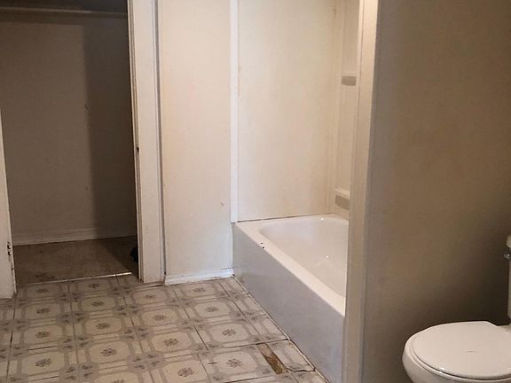 4th image of 700 Warford St APT 1
