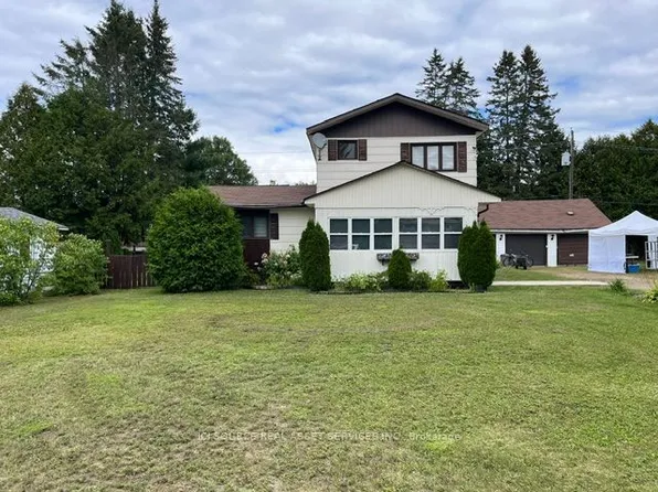 31 Church St, Laurentian Hills, ON K0J 1J0