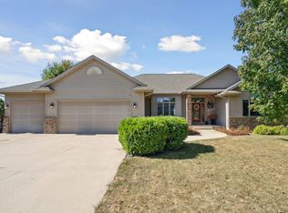 824 S Ridge Dr, Cedar Falls, IA 50613