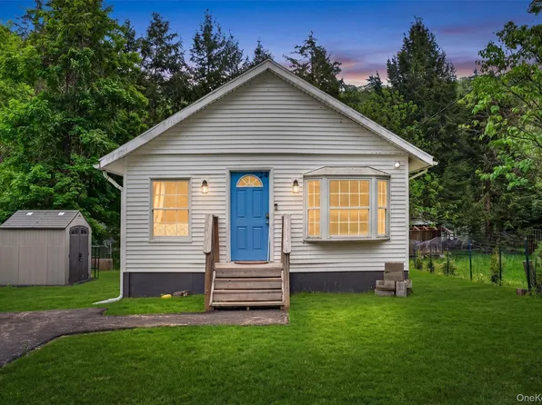 24 Avenue L, Godeffroy, NY 12729