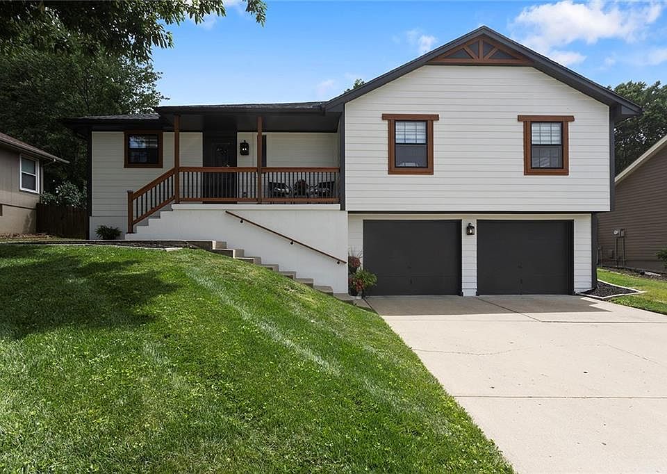 1st image of 300 NW Arbor Dr