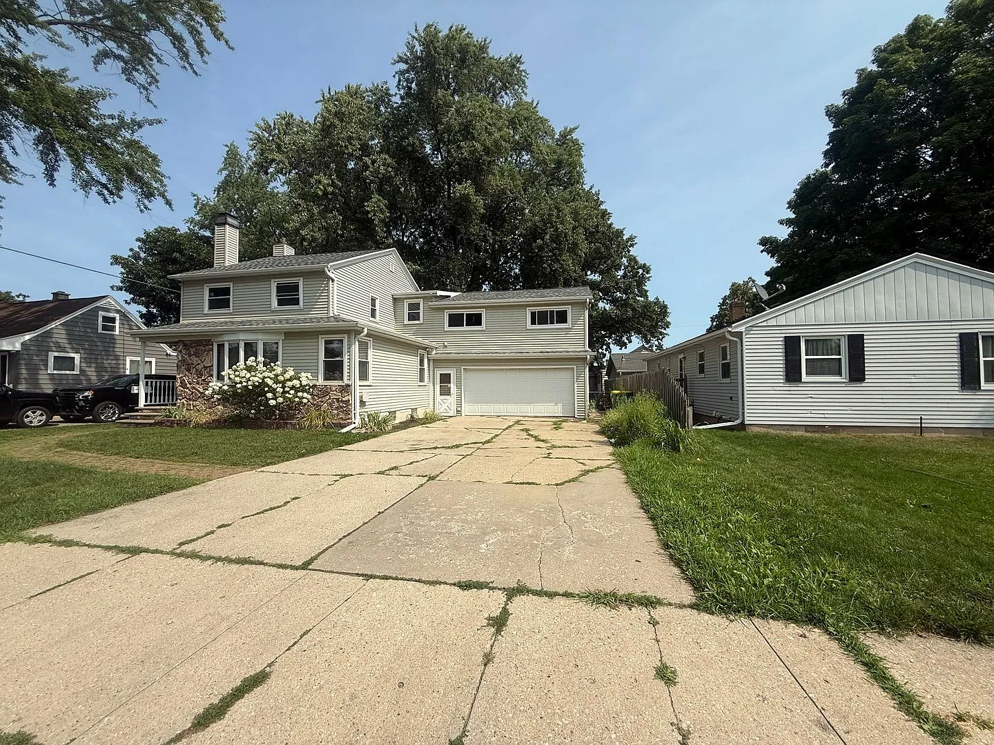 Spacious 4 Bedroom 1.5 Bathroom Updated Home — Photo 2