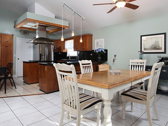 5th image of 41 S Seas Ct