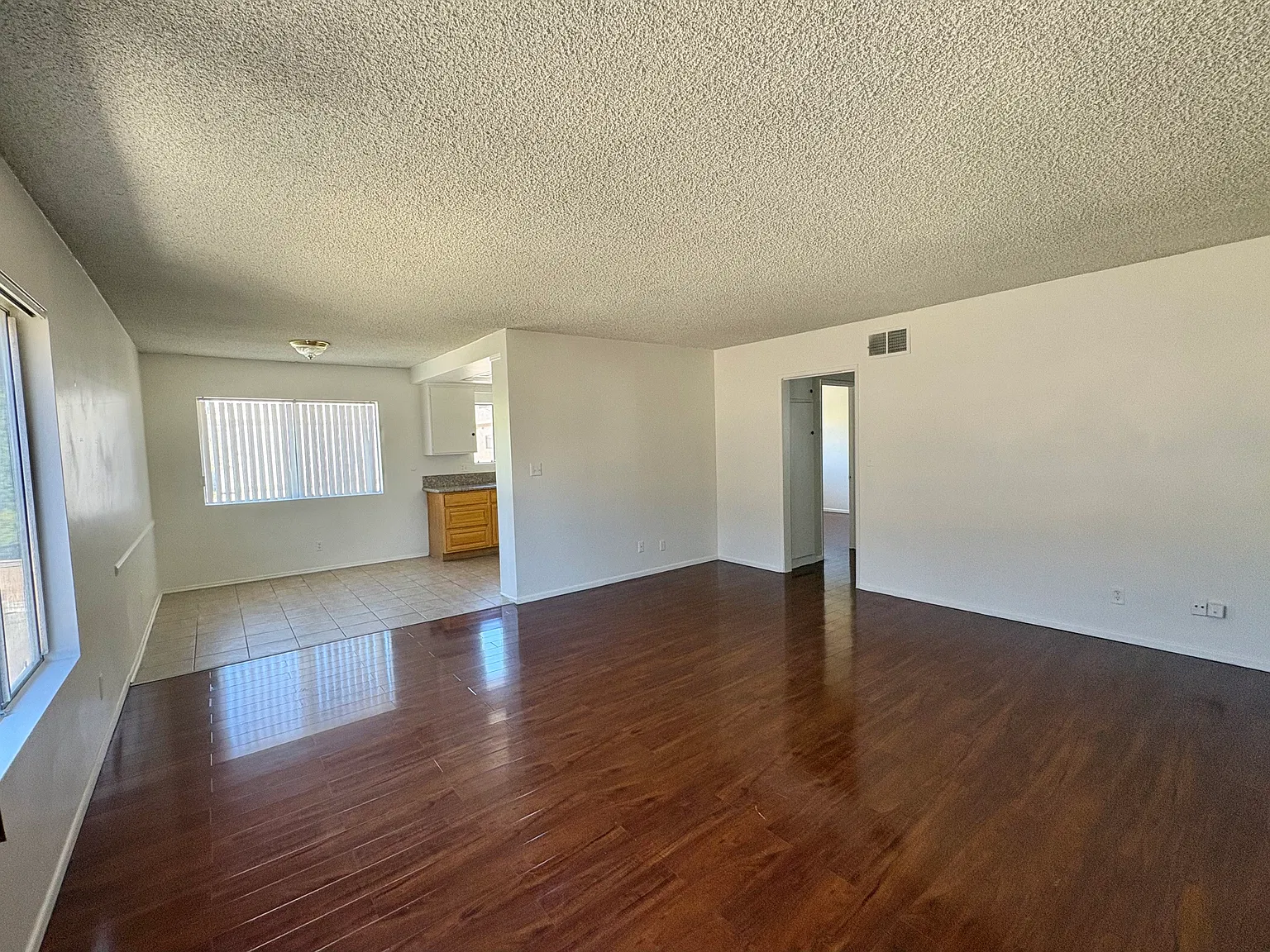 2 bed, 1000 sqft, $2,400 — Photo 3