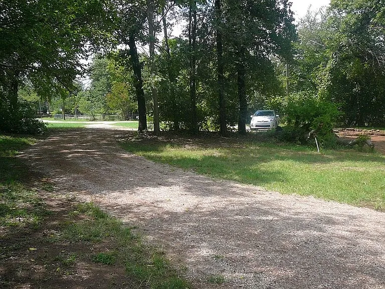 400 N Oakridge Dr — Photo 3