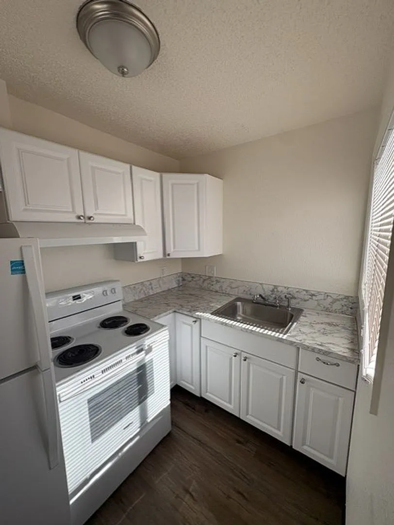 Somerset Apartments — Photo 3