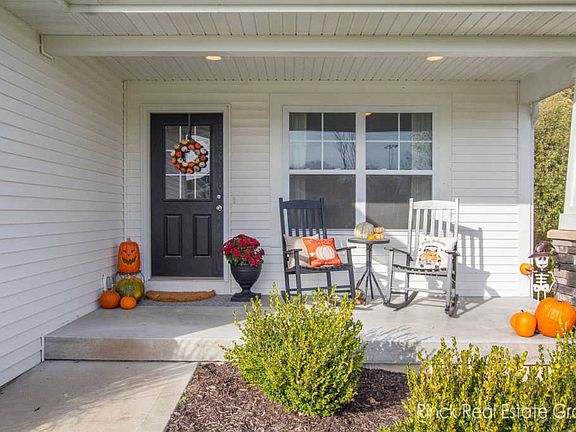 3rd image of 6837 Groveside Dr