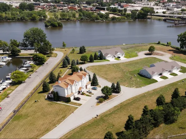 41 Or 43 Cove Dr, Bay City, MI 48706