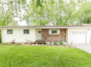25 Country Gdns, Mattoon, IL 61938