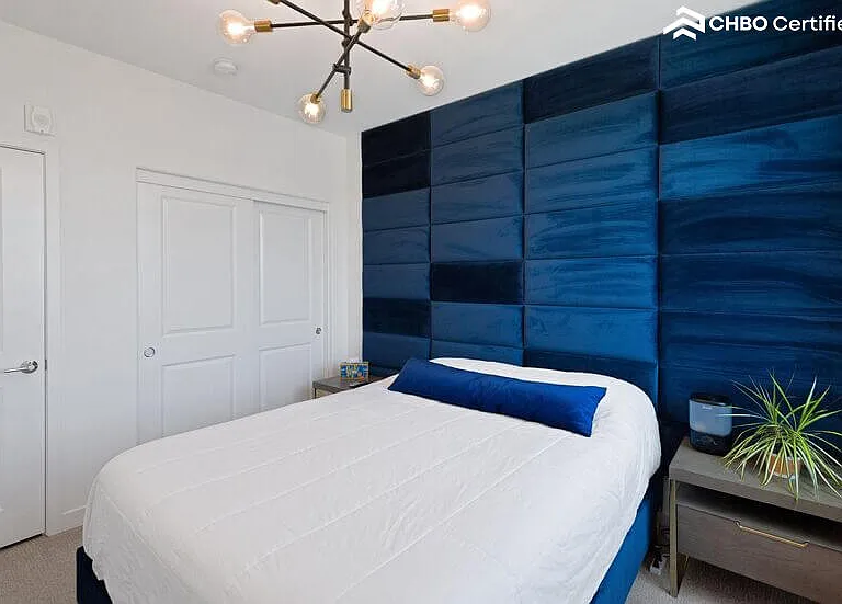 Secondary bedroom with adjustable queen bed