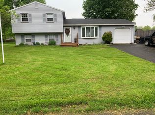 8153 Avoss Ln, Clay, NY 13041