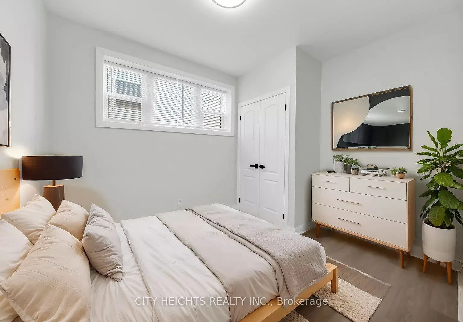 5 bed, $2,400 — Photo 4