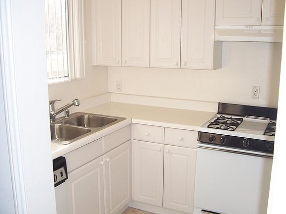 4th image of 851 Emerald St