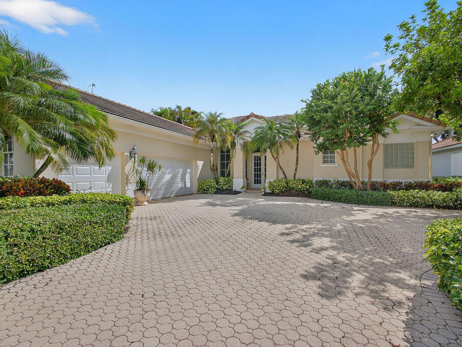 8784 Lakes Boulevard