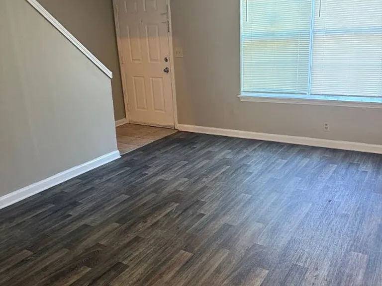 617 Castlegate Dr — Photo 9