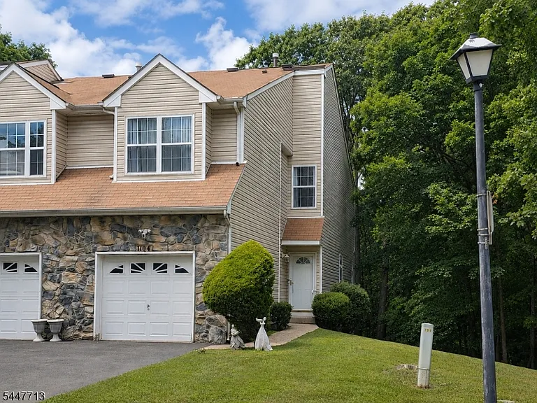 1104 Oakcroft Ln — Photo 1