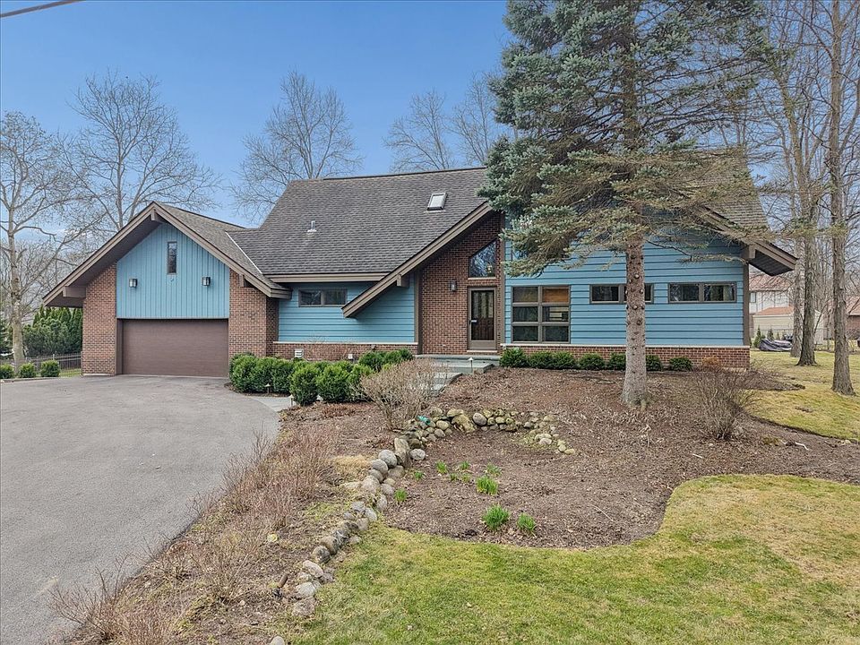 1st image of 131 W Everett Rd