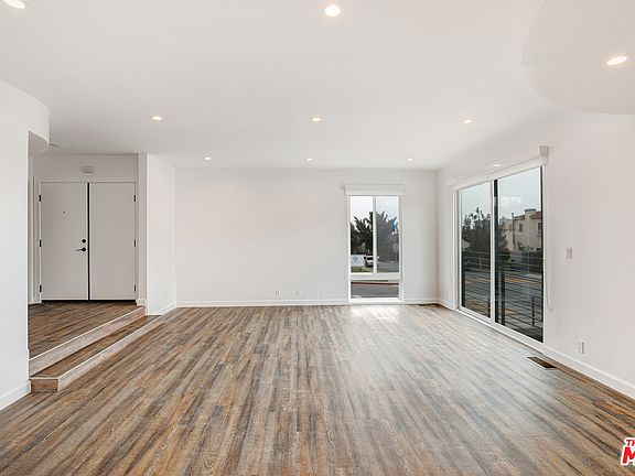 5th image of 957 18th St APT 1