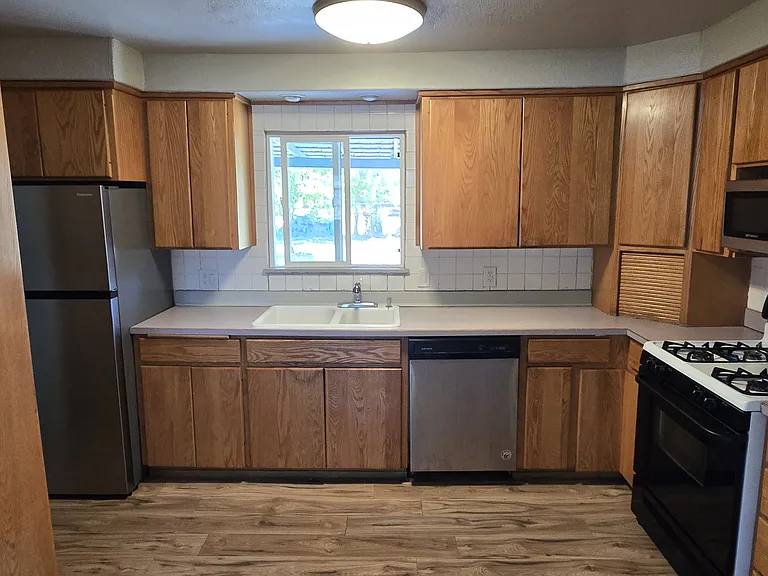 115 Charlotte St NE — Photo 10