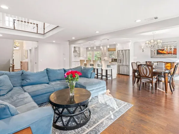 124 The Chase #124, Syosset, NY 11791