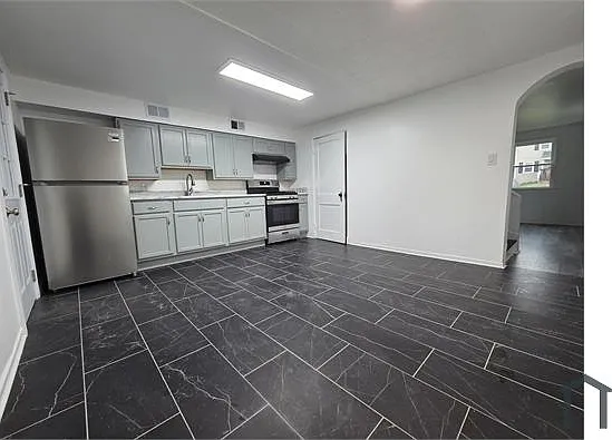 3 bed, 1100 sqft, $1,900 — Photo 2