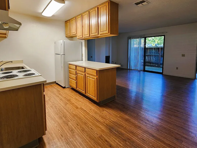 1740-1750 Hanover Dr — Photo 17