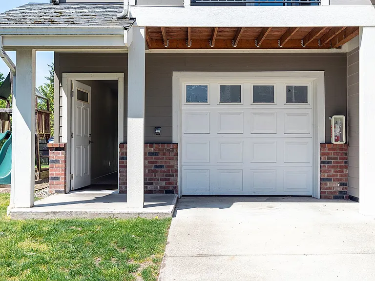 Modern 3 bedroom Townhomes with Garage — Photo 13
