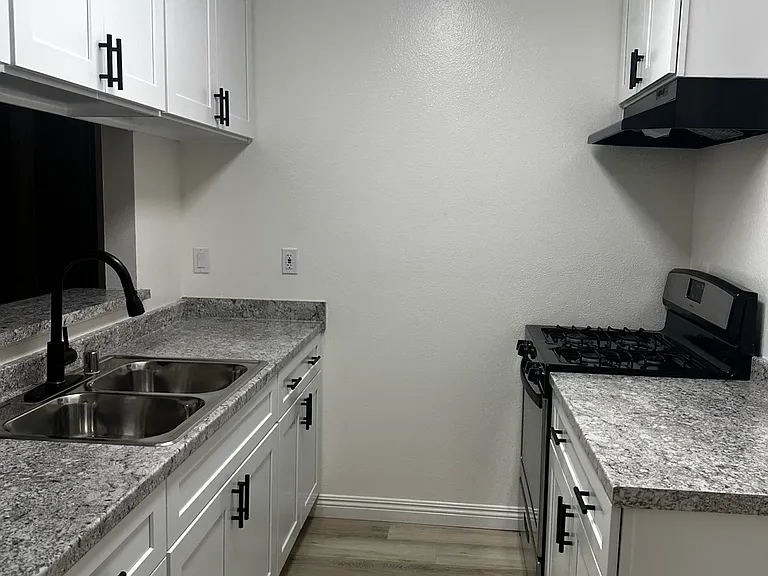 6420 Fulton Ave — Photo 10