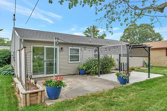 1703 E Fairlawn Dr — Photo 13