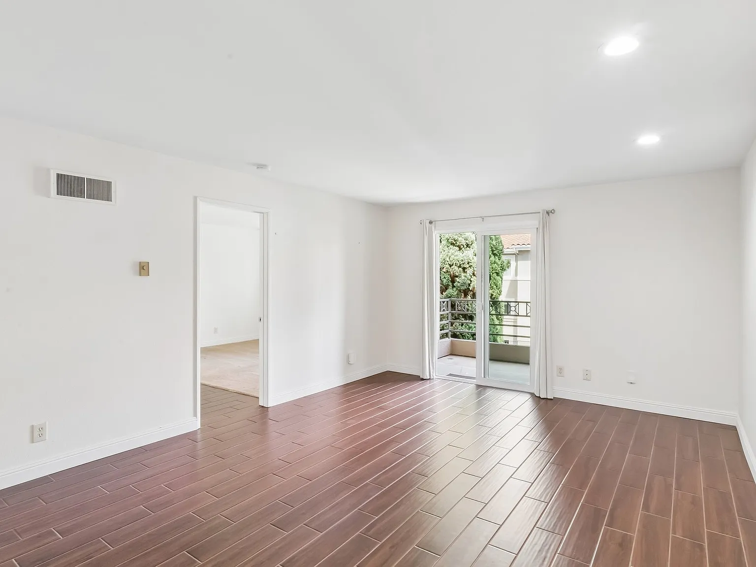 2 bed, 934 sqft, $3,700 — Photo 3