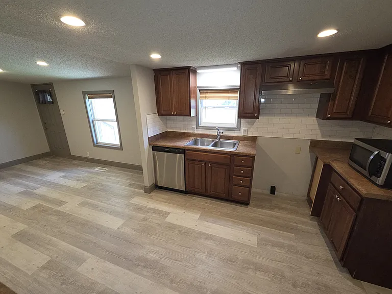 Kitchen & Entry