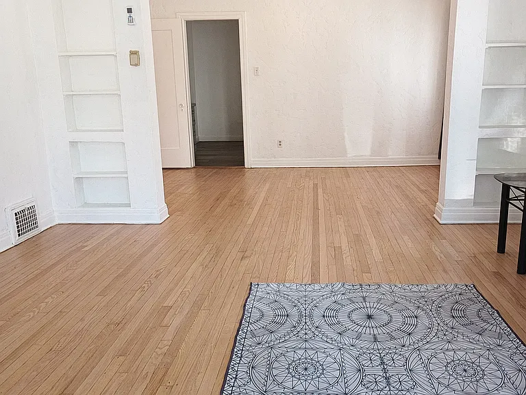 427 N Genesee Ave — Photo 2