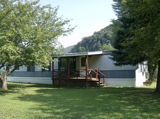 41 Strawberry Ln, Mill Hall, PA 17751