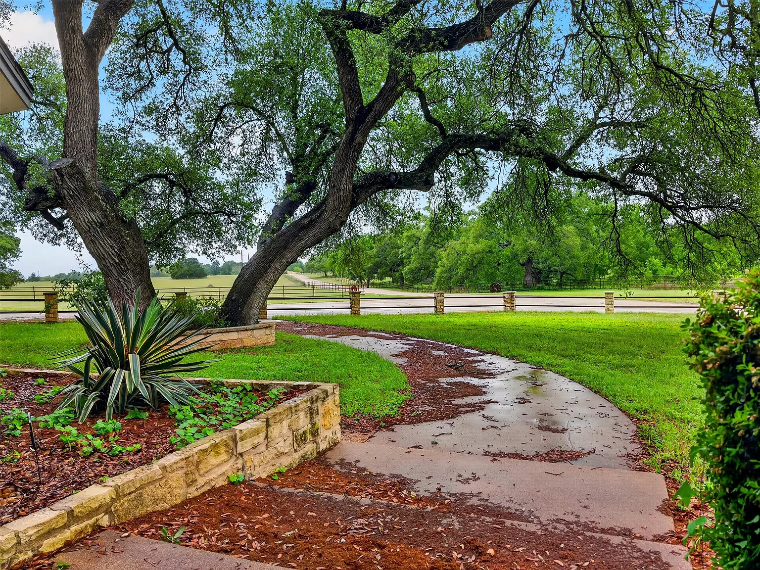 3 bed, 4.0 bath, 4372 sqft, $3,500 — Photo 3