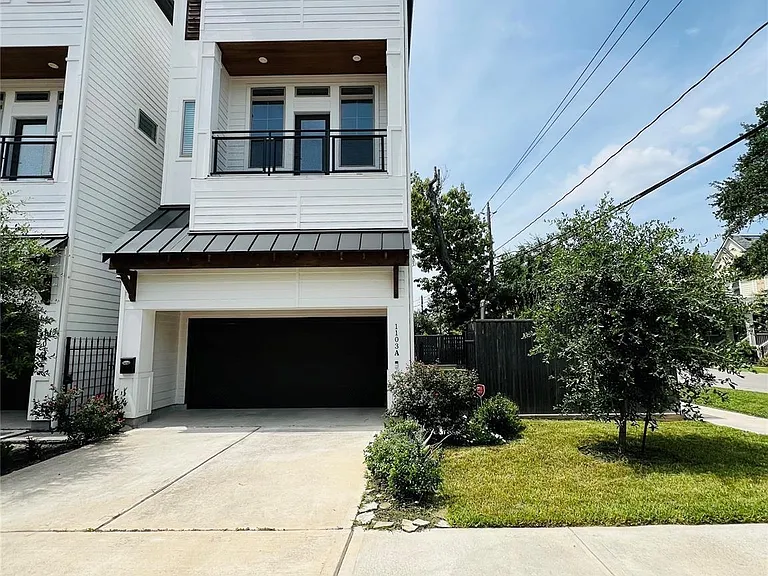 1103 W 15th 1/2 St #A — Photo 1