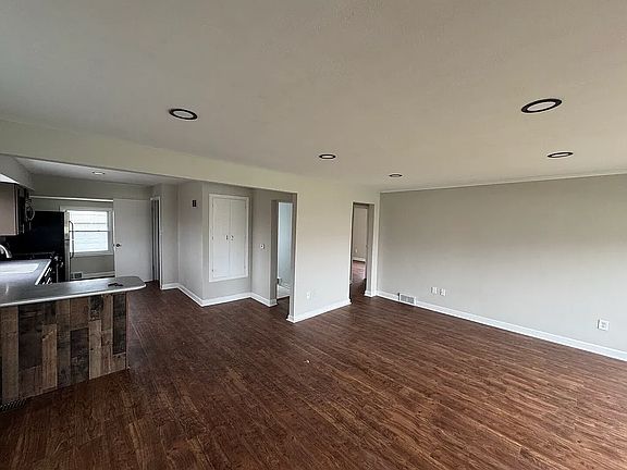3rd image of 112 Dawn Ave