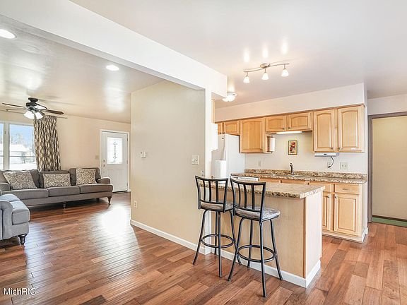 4th image of 989 Springwood Dr SE