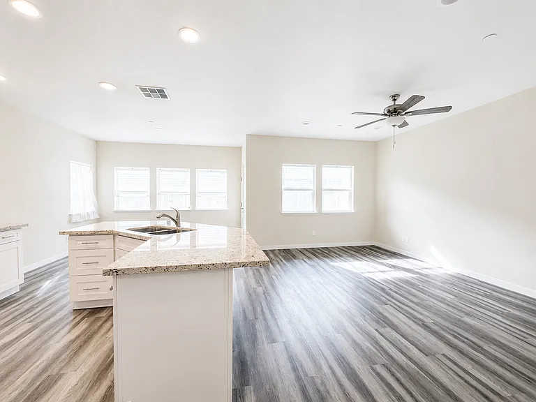 9 Lake House Ct — Photo 11