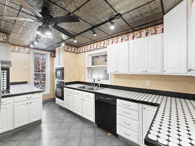 557 Chicago St — Photo 6