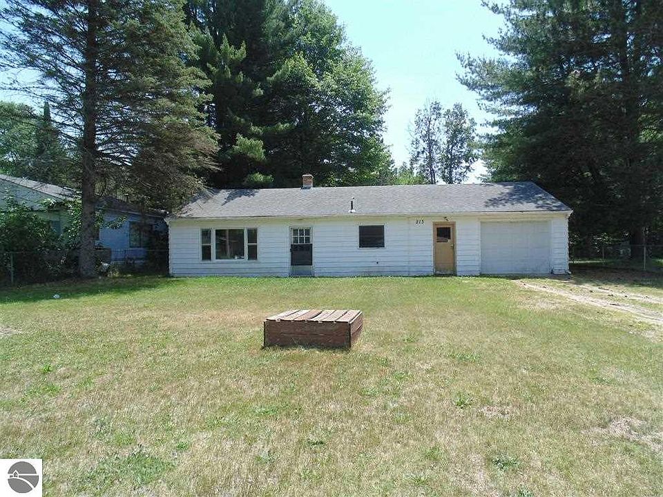 1st image of 213 Arbutus Ave