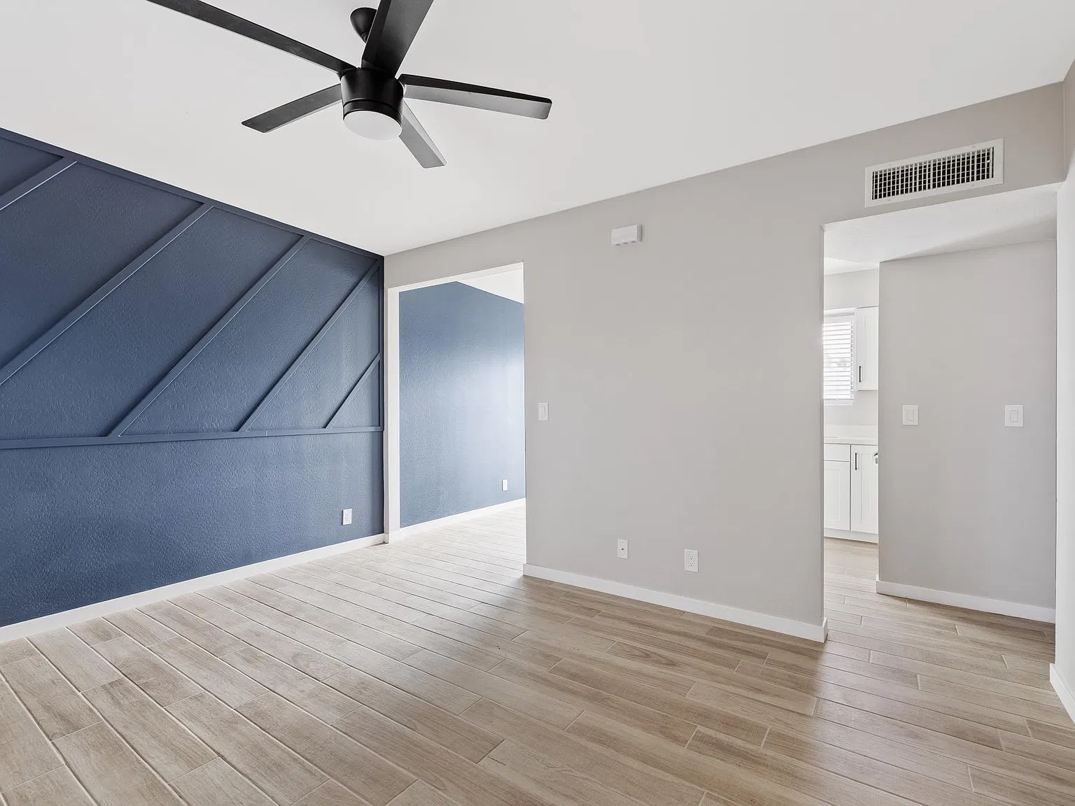 1126 N March Cir — Photo 3