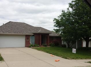 16326 Holmes St, Omaha, NE 68135