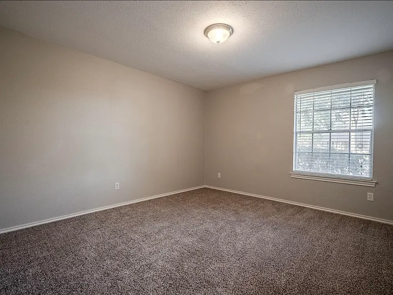 2108 Northcrest Dr — Photo 2