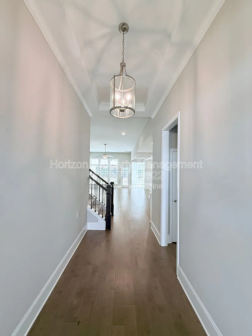 3 bed, 3.0 bath, 2340 sqft, $3,300 — Photo 3