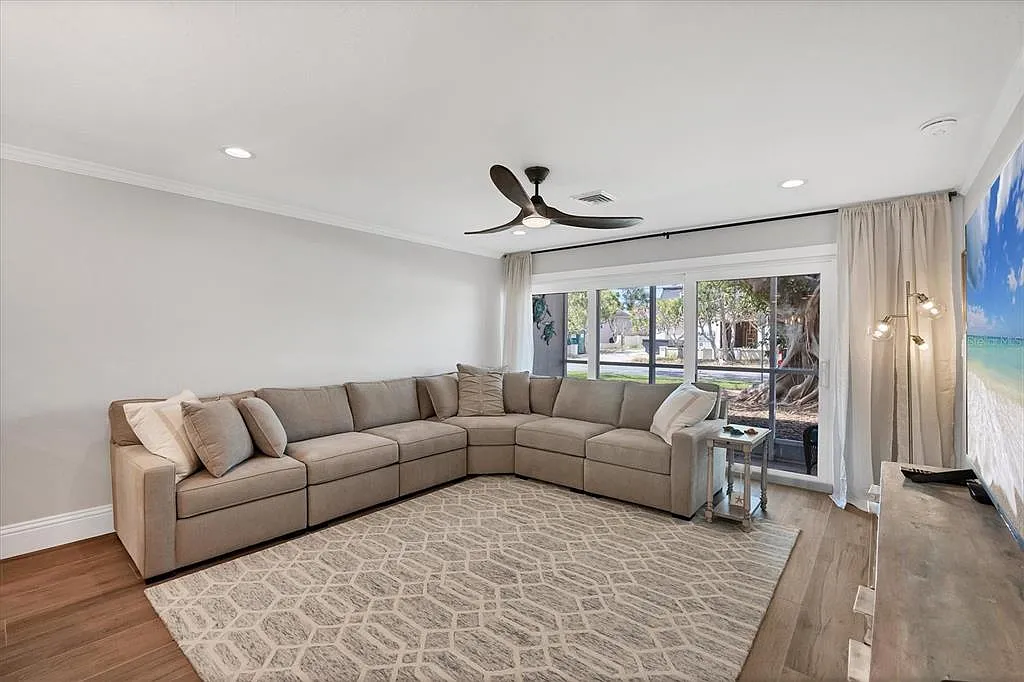 2 bed, 2.0 bath, 1034 sqft, $6,500 — Photo 2