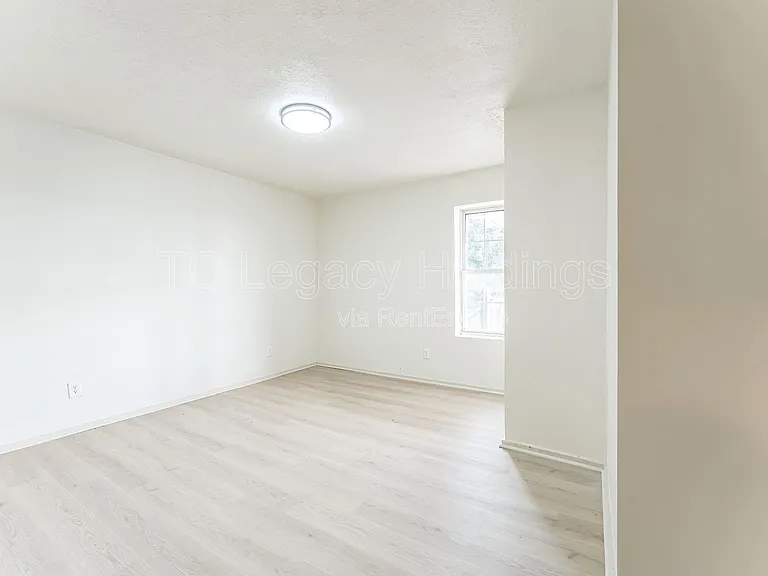 415 Simpson Ave — Photo 12