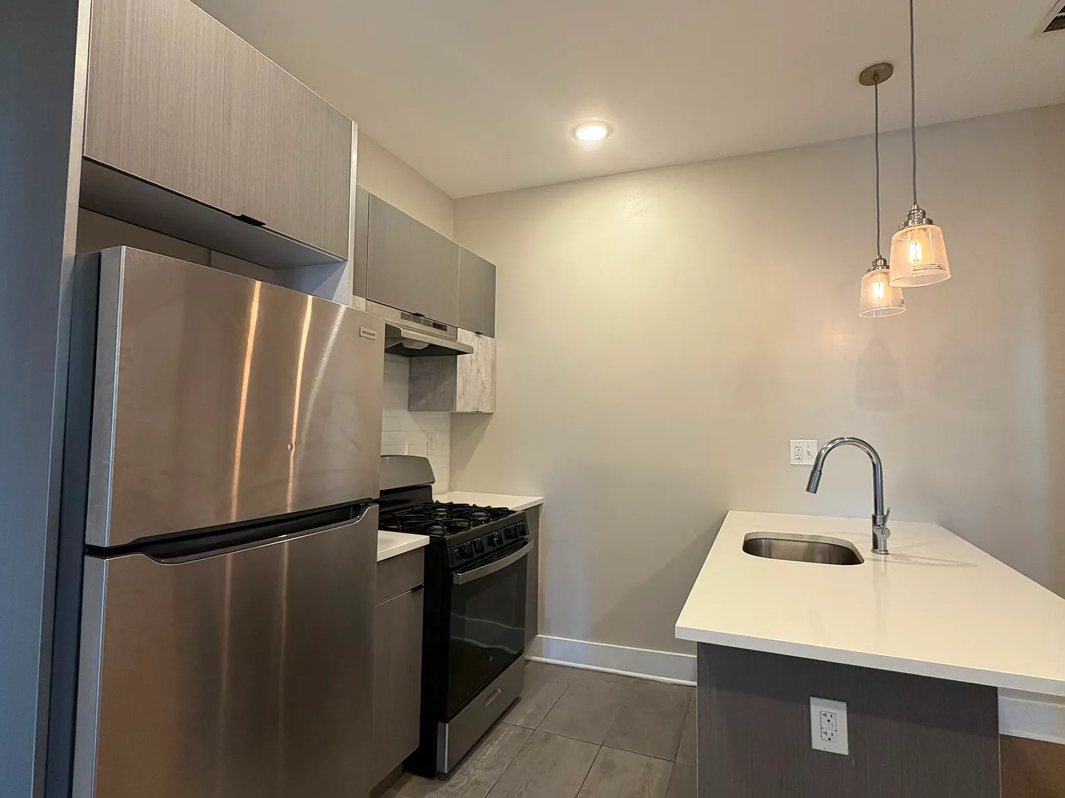 3 bed, 1000 sqft, $2,800 — Photo 2