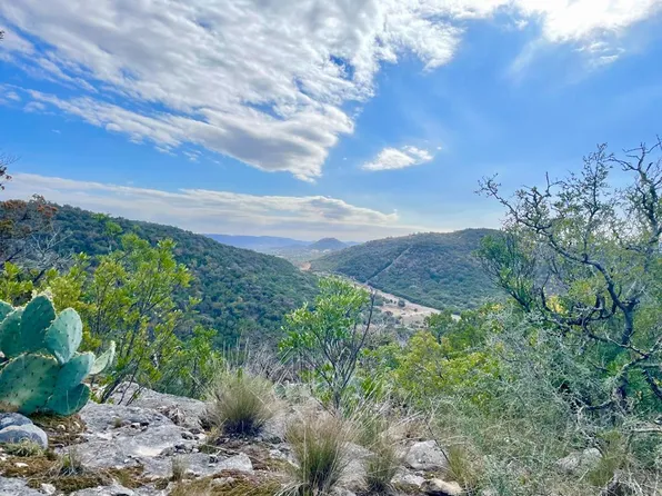 472 Camino Del Paso, Leakey, TX 78873