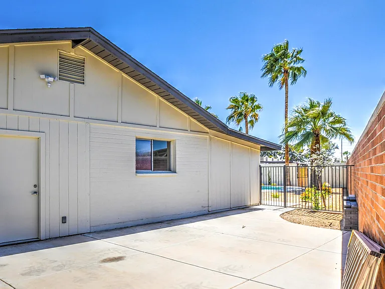 1039 E Geneva Dr — Photo 31